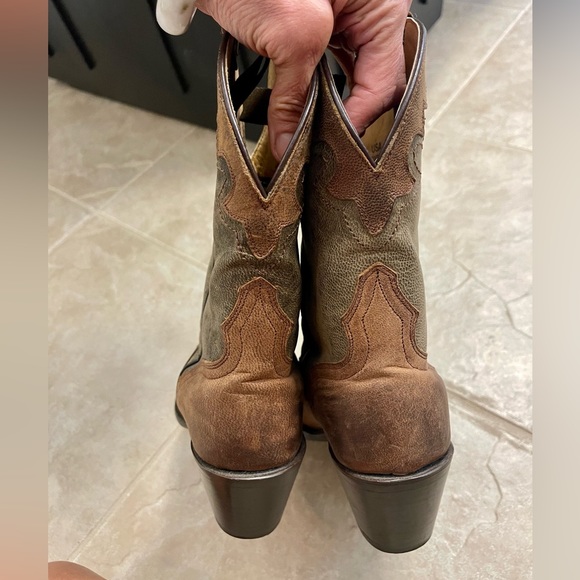 Gorgeous J.B. Dillon distressed leather cowgirl booties! - Picture 7 of 17